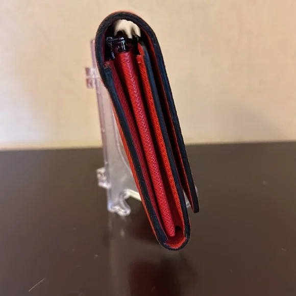 EUC Beautiful twist lock red wallet with silverr hardwaree!!!Full inclusion!!! - Picture 4 of 8